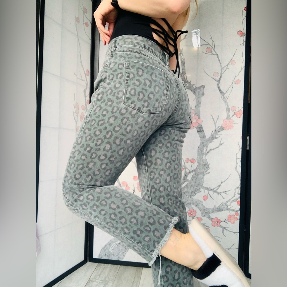 One Tea Spoon Leopard Print Organic Cotton Curvy High Distressed Crop Jeans 25